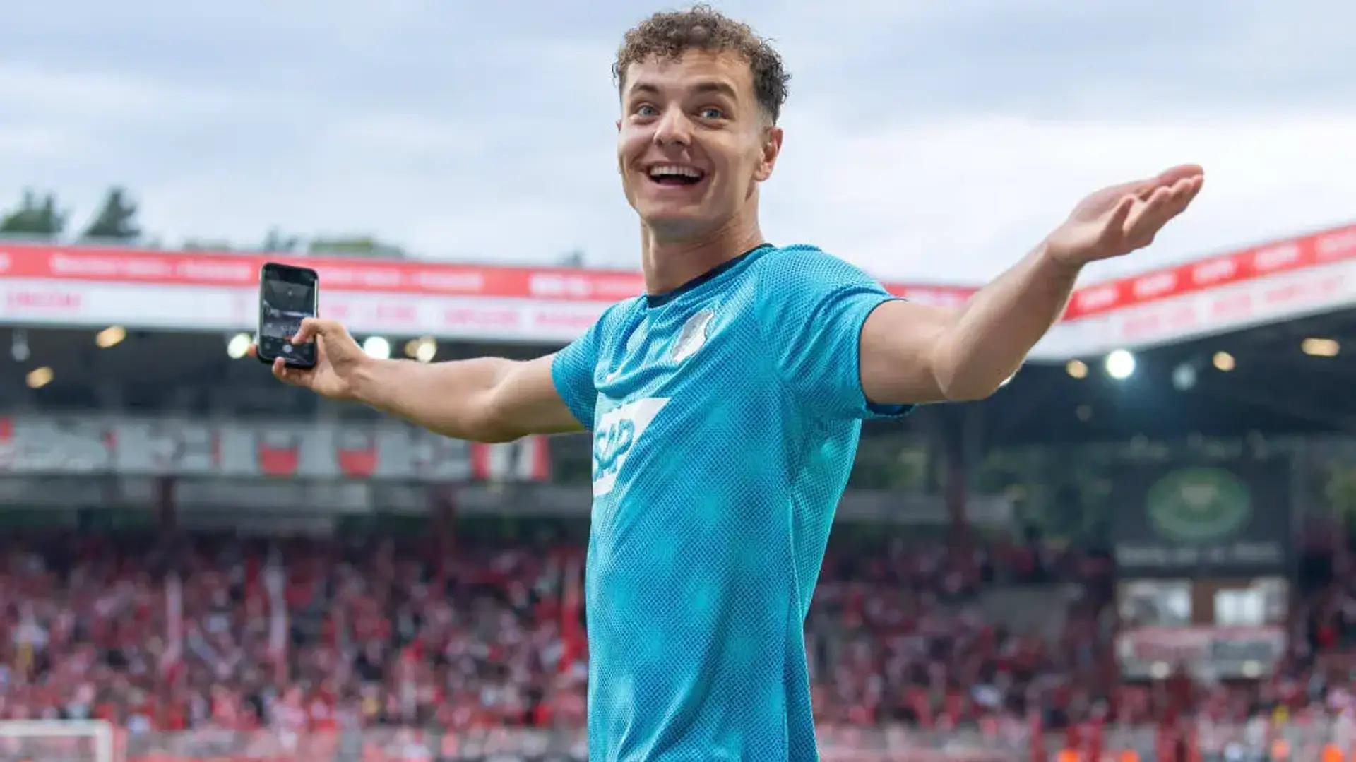 Barcelona gửi trinh sát theo dõi Fisnik Asllani