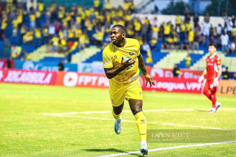 HLV Kim Sang Sik đề xuất nhập tịch siêu tiền đạo Gordon Rimario