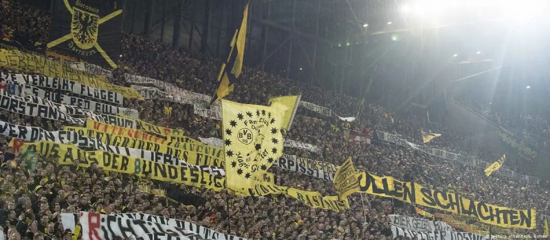 CĐV Dortmund gây sốc với biểu ngữ phản đối La Liga