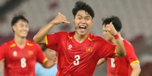 Lý Đức ra sân trong trận U22 Việt Nam gặp Lào