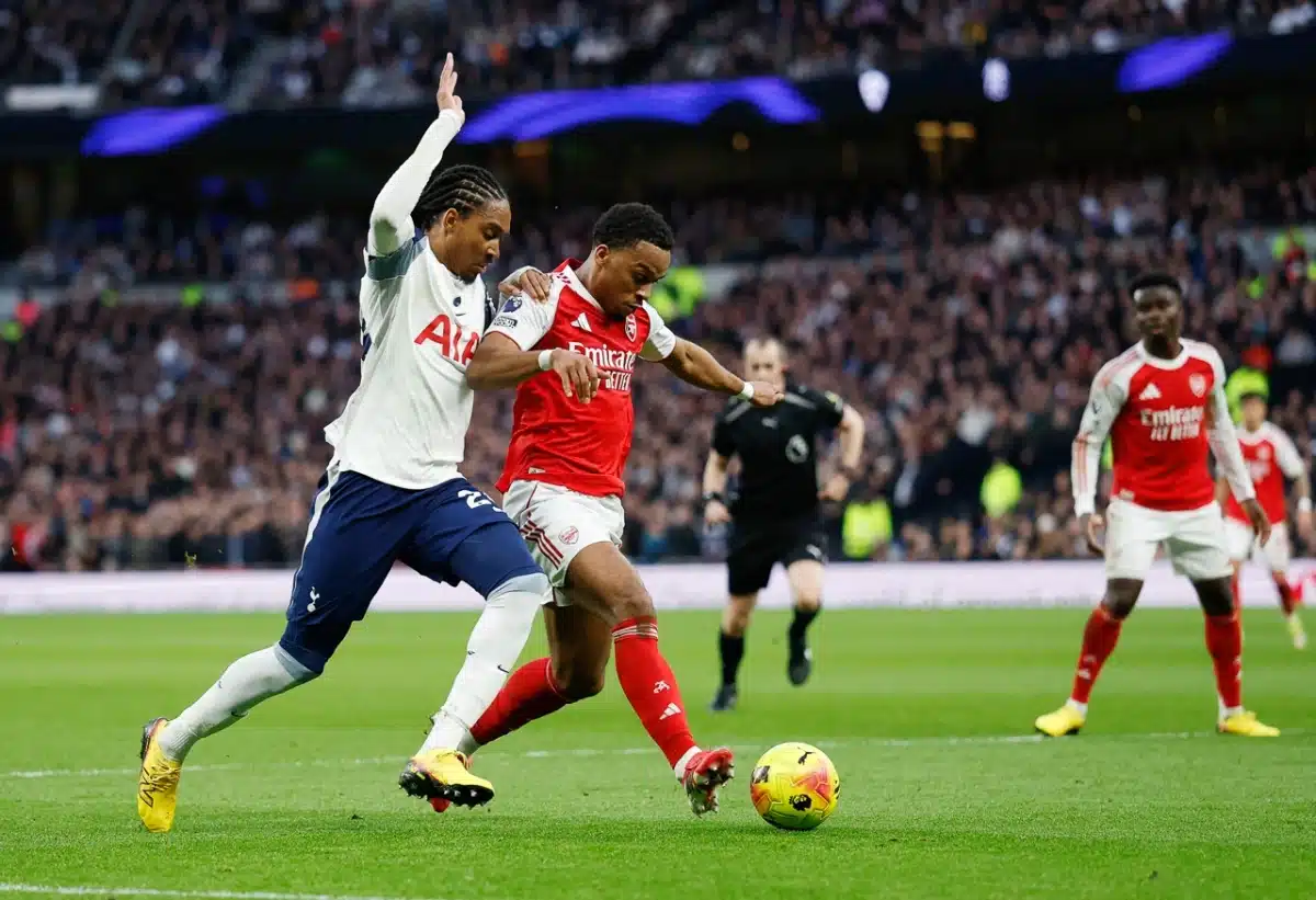 Arsenal quá mạnh so với Tottenham