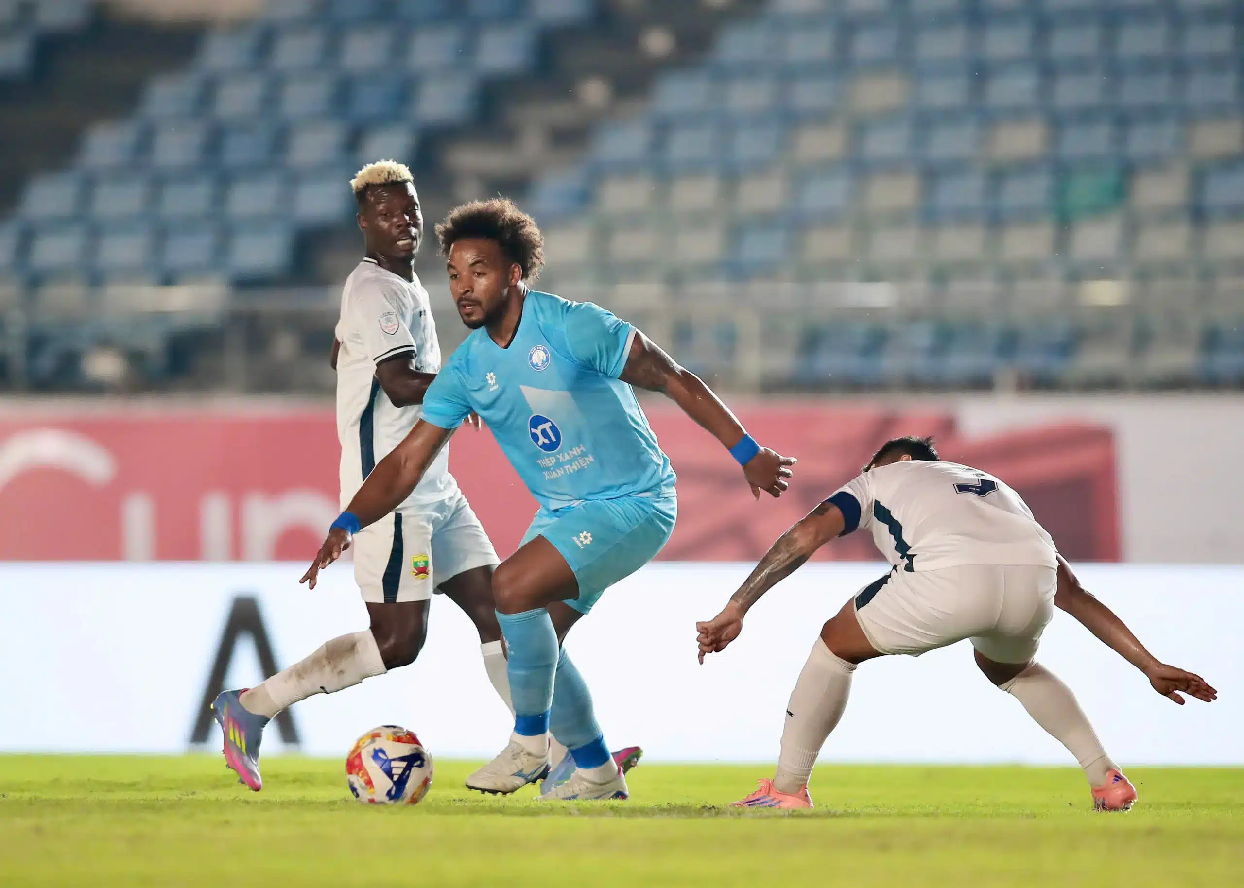 Nam Định gặp khó ở V League mùa này